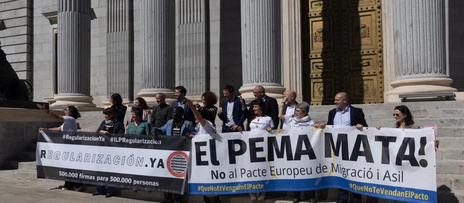 Varias personas piden frente al Congreso la regularización de inmigrantes