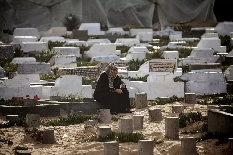 10/4/24 Una mujer palestina desplazada visita la tumba de un ser querido el primer día de Eid al-Fitr en el campamento de Rafah, en el sur de la Franja de Gaza este miércoles. Los musulmanes de todo el mundo celebran Eid al-Fitr, una fiesta de dos o tres