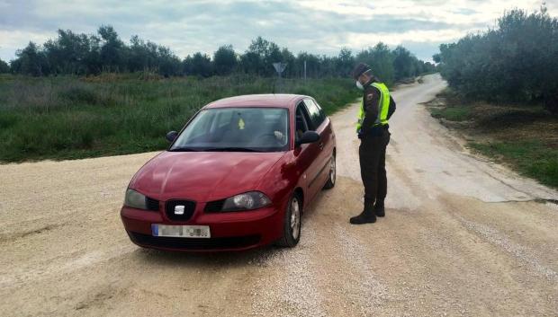 Control de la Guardia Civil en un camino de tierra