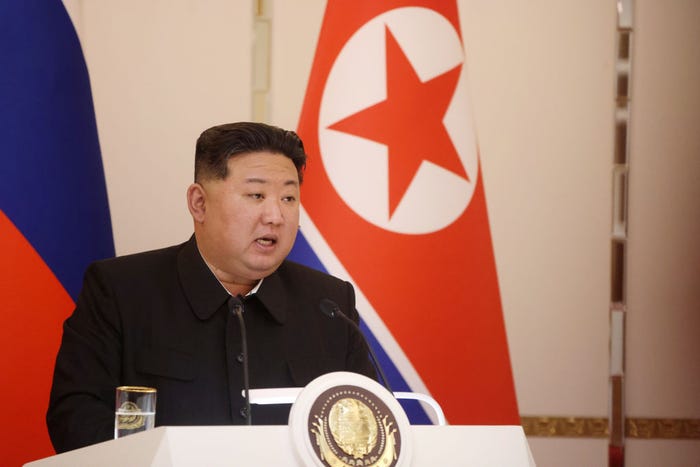 El líder norcoreano Kim Jong Un habla en una conferencia de prensa