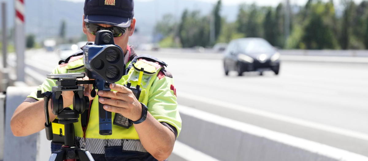 Un Mosso lleva a cabo un control de velocidad en carretera