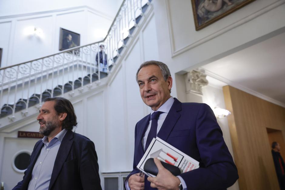 MADRID, 24/09/2024.- El expresidente del Gobierno José Luis Rodríguez Zapatero participa en la presentación del libro La democracia y sus derechos del que ha sido coordinador, este martes en el Ateneo de Madrid. EFE/ Zipi