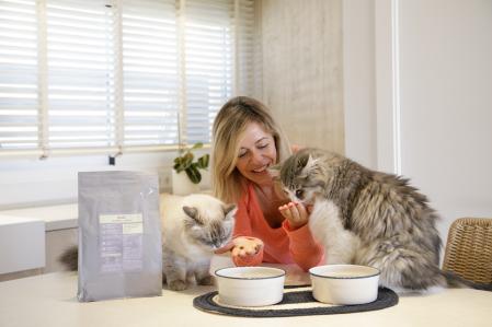 María Adánez con sus gatos, Mari-Gaila y Séptimo