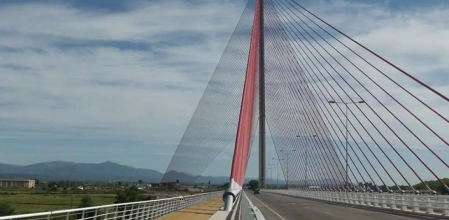 El puente de Castilla-La Mancha es el atirantado más alto y más ancho de España y la suma de todos sus cables equivalen a una distancia de 133 kilómetros.