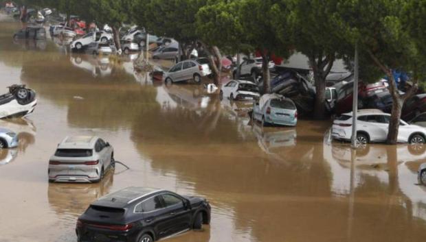 Sorprende la facilidad con la que los coches flotan a la deriva