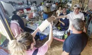 Voluntarios reparten alimentos en Picanya (València) tras el paso de la DANA.