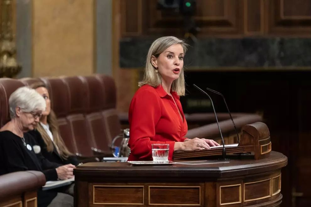 La diputada de Sumar y nueva portavoz Verónica Martínez interviene durante una sesión plenaria, en el Congreso de los Diputados, a 8 de octubre de 2024.