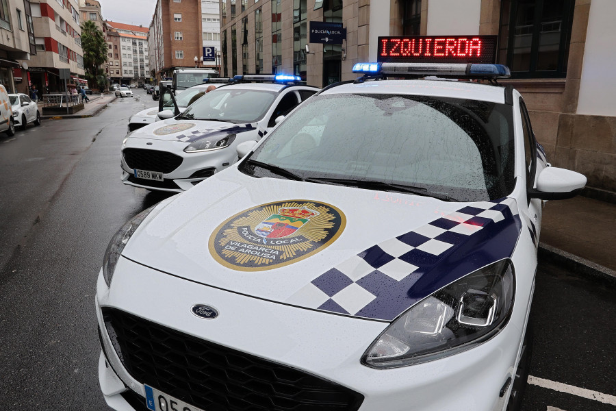 Falla el freno de mano de un coche de la Policía Local de Vilagarcía, cae por un pequeño terraplén y choca contra una farola