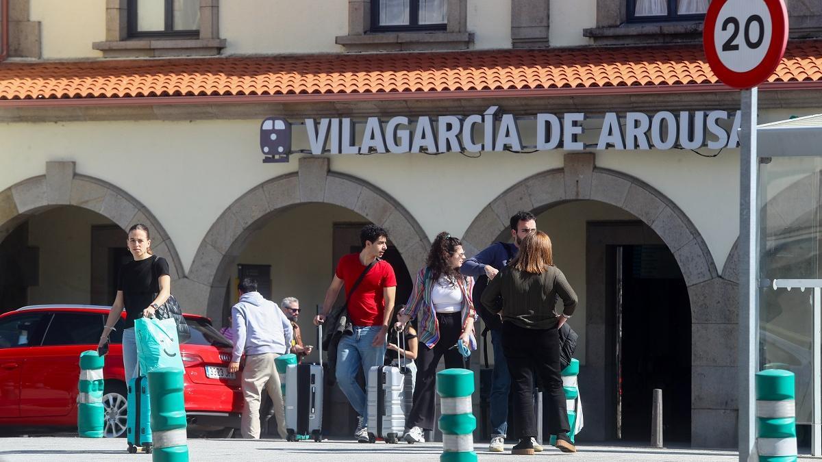 Pasajeros en la estación de Vilagarcía, donde trabajaba el operador comercial despedido