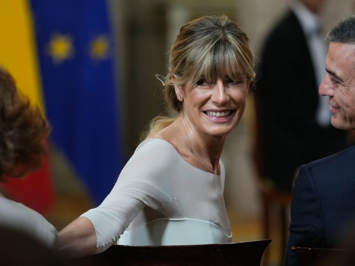 Foto: La mujer del presidente del Gobierno, Begoña Gómez, a su llegada al décimo aniversario del reinado de Felipe VI. (EFE / Borja Sánchez)