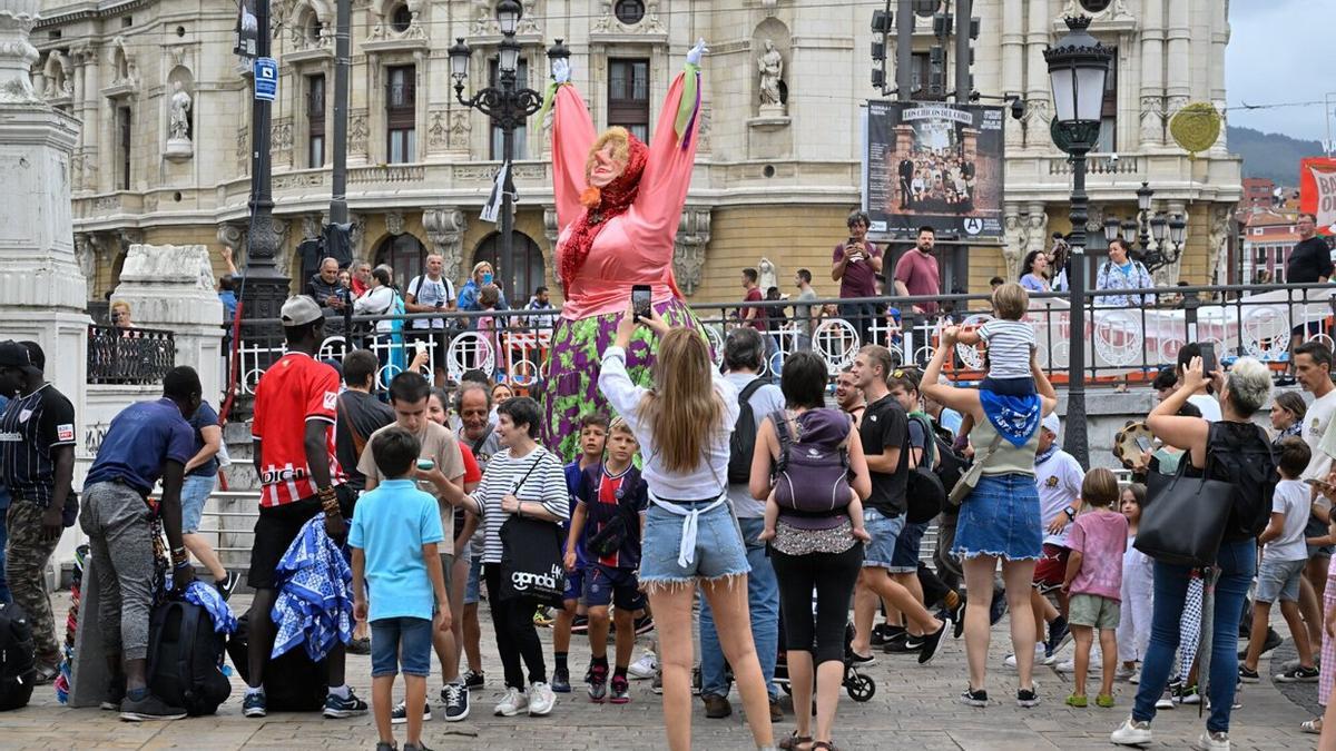 Decenas de personas se arremolinan alrededor de Marijaia en una de las jornada de la pasada Aste Nagusia