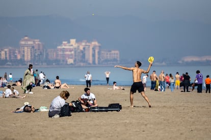 Gente en la playa de la Malvarrosa de Valencia.