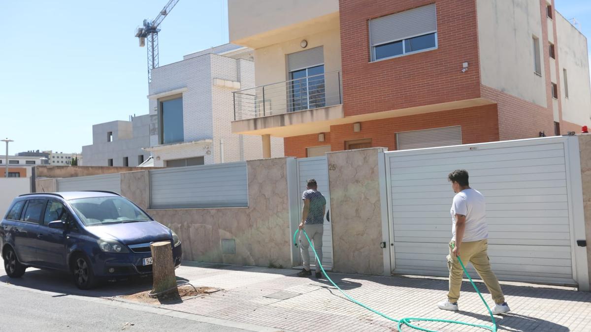 Imagen tomada ayer en la vivienda okupada días atrás, con varias personas entrando y saliendo del inmueble.