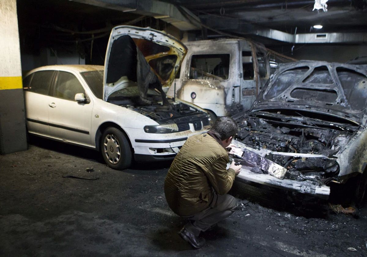 Incendio de coches en el garage de Fuente Arenosa, 1, de Parla