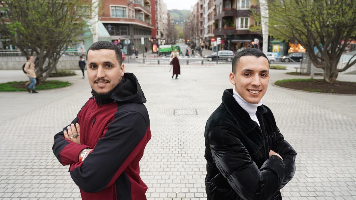 Los hermanos Jaouad y Redouan El Khiali, que abandonaron Marruecos en busca de un futuro mejor, en la plaza Indautxu.