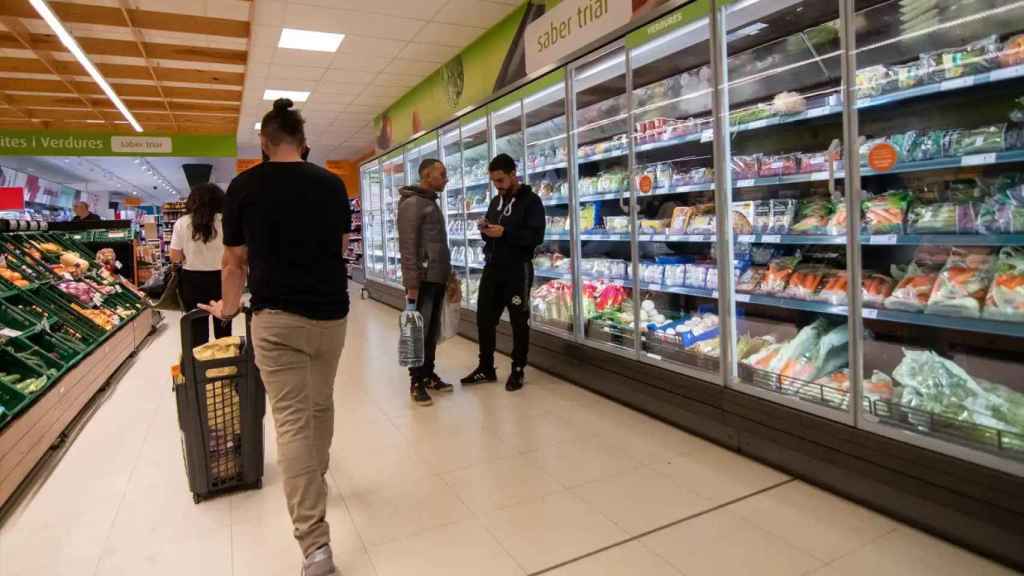 Varias personas en un supermercado. Europa Press / Laia Solanellas