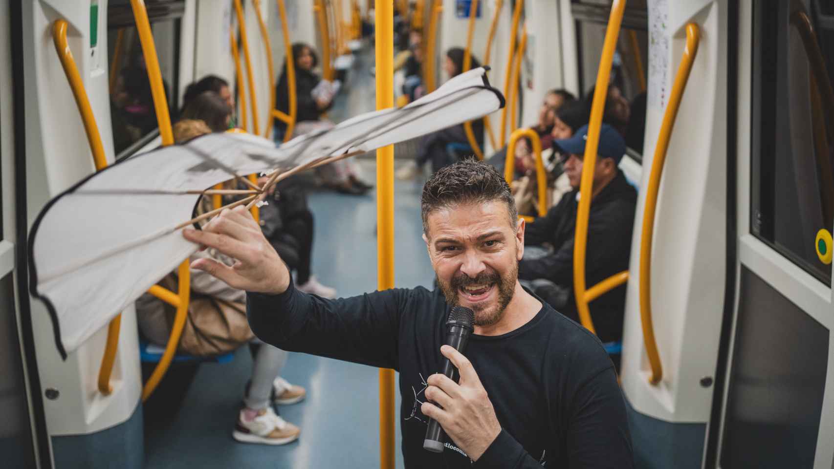 Luis Font, durante su actuación en el metro.