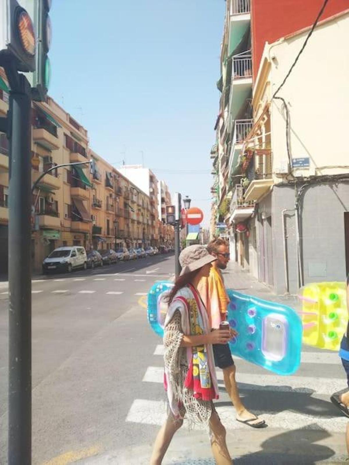 Entre las imágenes del anuncio se añade una foto de turistas en la zona