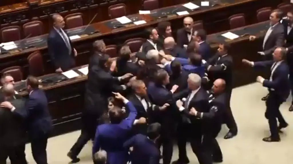 Un grupo de diputados ultraderechistas capitaneados por Igor Iezzi (Lega) golpea a Leonardo Donno (M5S).