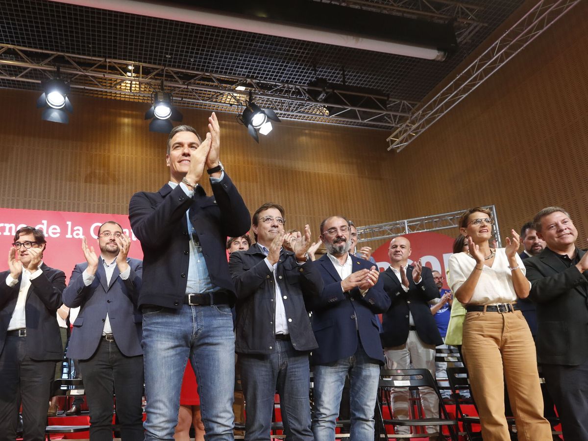 Foto: Imagen de archivo de un Consejo Federal del PSOE, en el que salen tras Pedro Sánchez Adrián Barbón o Emiliano García-Page, entre otros. (EFE/Javier Belver)