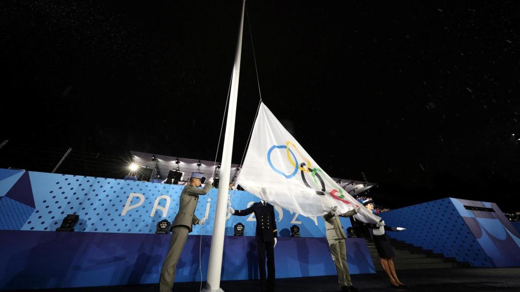 El error de la organización en la ceremonia inaugural de los JJOO: la  bandera del COI fue izada del revés