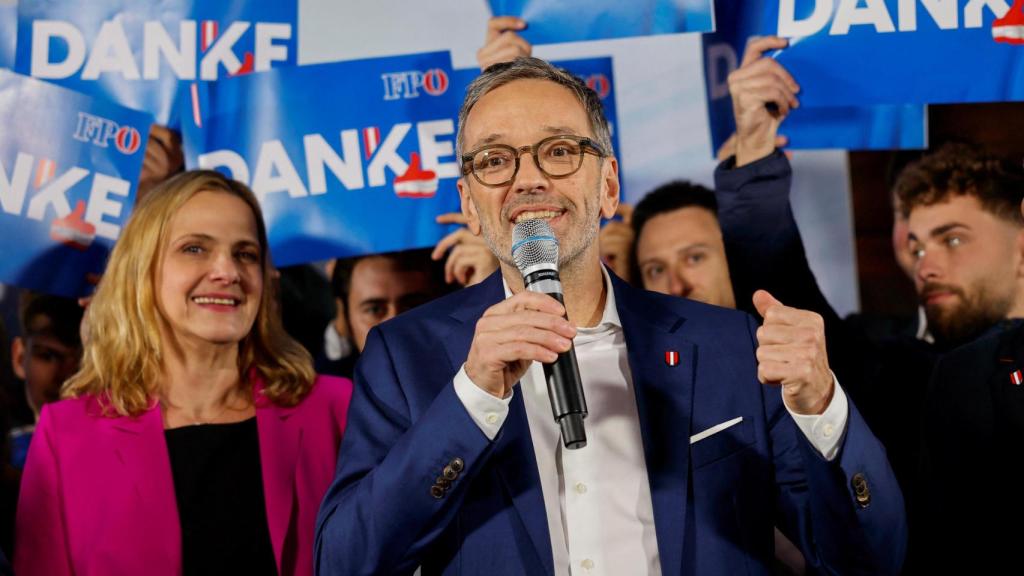 Herbert Kickl, sonriente, en la sede de su partido este domingo tras su victoria electoral.