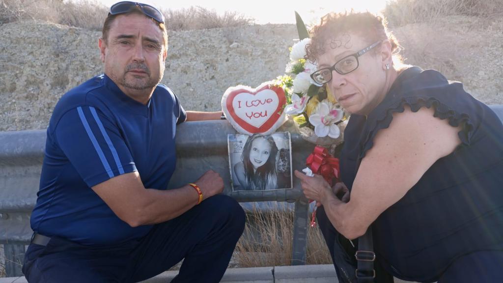 Blas y Ana Luisa, junto a la imagen de la difunta Ana Rodríguez Marco, en la carretera del puente del río Chícamo de Abanilla donde la joven fue atropellada mortalmente en septiembre de 2015.