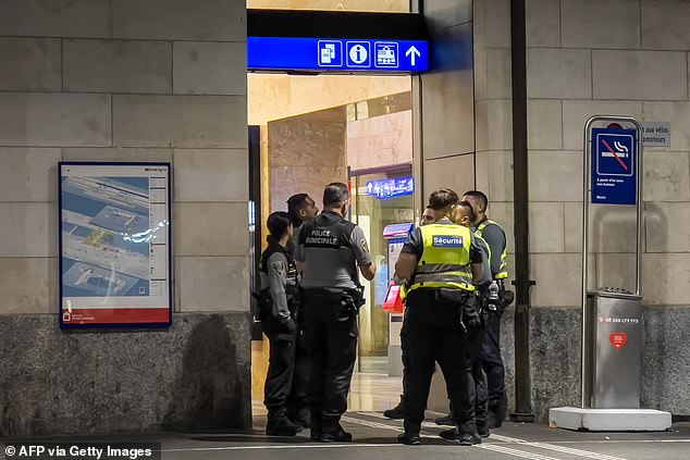 Agentes de la policía de Ginebra y agentes de la policía ferroviaria son vistos en la entrada de la estación de tren de Ginebra Cornavin, en Ginebra, el 24 de septiembre de 2024, cuando Taha O. fue arrestado en la ciudad.