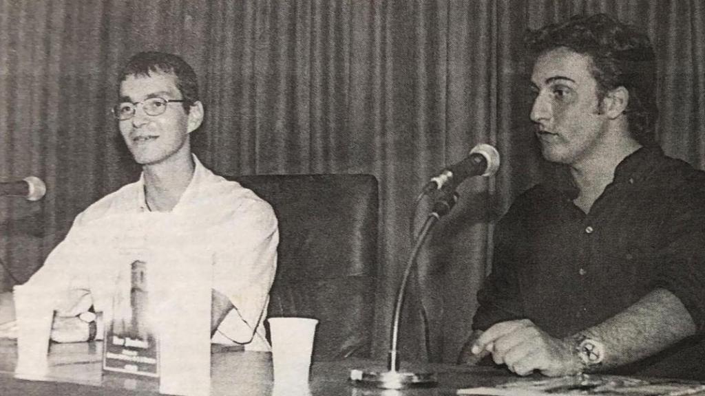 Iker Jiménez (derecha) durante la presentación de su primer libro en Canarias en el año 1999.