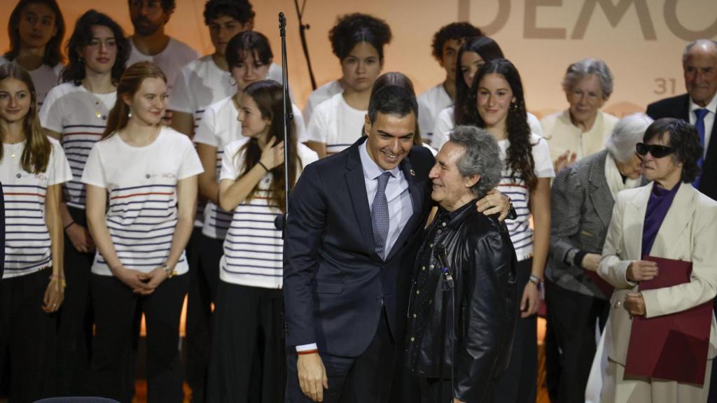 El presidente del Gobierno, Pedro Sánchez (i), felicita al cantante Miguel Ríos después de su actuación en el acto institucional del ‘Día de Recuerdo y Homenaje a todas las víctimas del golpe militar, la Guerra y la Dictadura’ este martes en el Auditorio Nacional en Madrid.