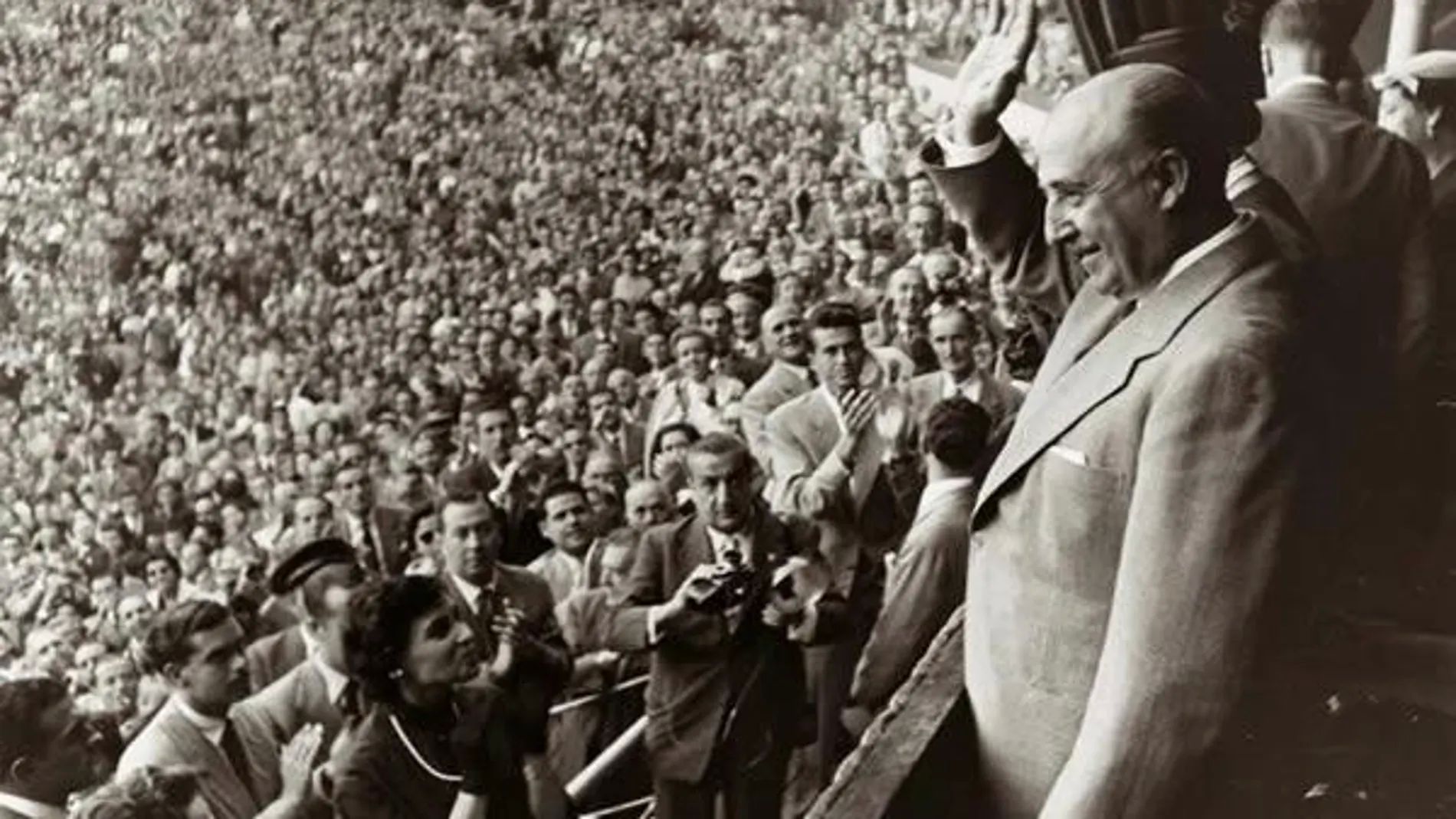 Los aficionados del barça aplauden a Franco en el Camp Nou