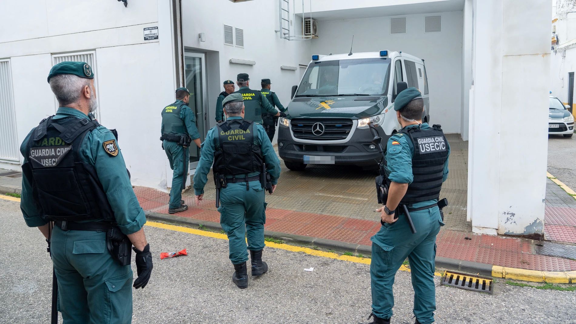 Agentes de la Guardia Civil en Barbate