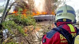 Un catamarán explota y se incendia en el Guadalquivir a la altura de Gelves