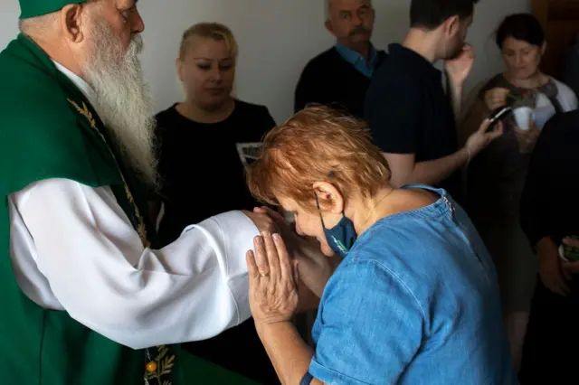 El líder bektashi junto a una mujer