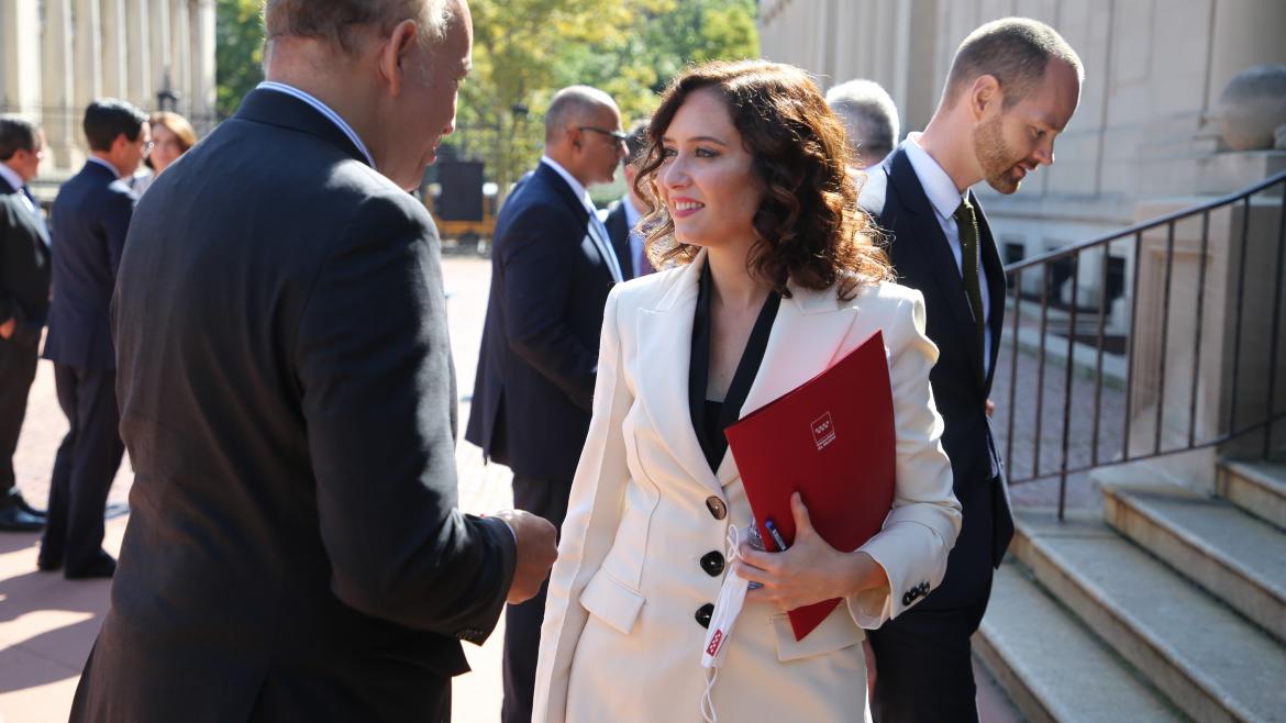 La presidenta en la calle hablando con otras personas participantes de la reunión