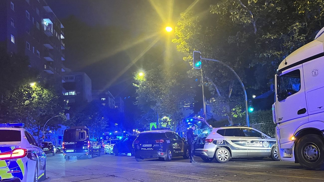 Agentes de Policía junto al Santiago Bernabéu