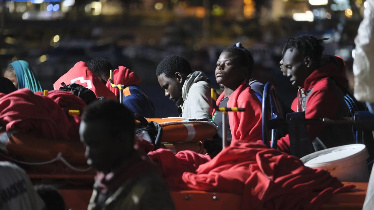 Un grupo de personas rescatadas en Canarias de un cayuco el pasado 13 de mayo