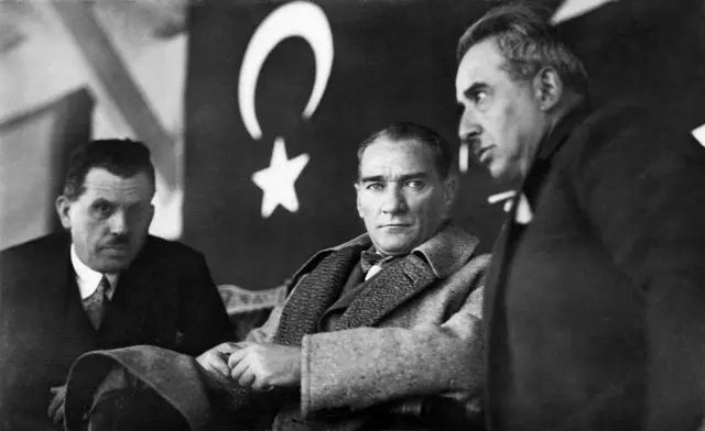 Retrato de Ataturk, fundador de Turquía, con otros colaboradores