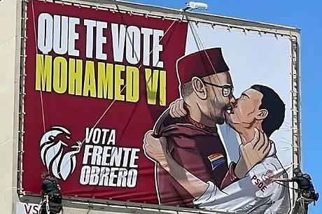 Pancarta con el beso entre Sánchez y Mohamed VI.