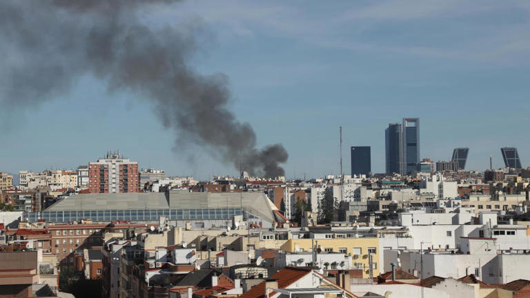  El incendio en un edificio okupa en pleno centro causa una gran columna de humo y siembra la alarma en Madrid 