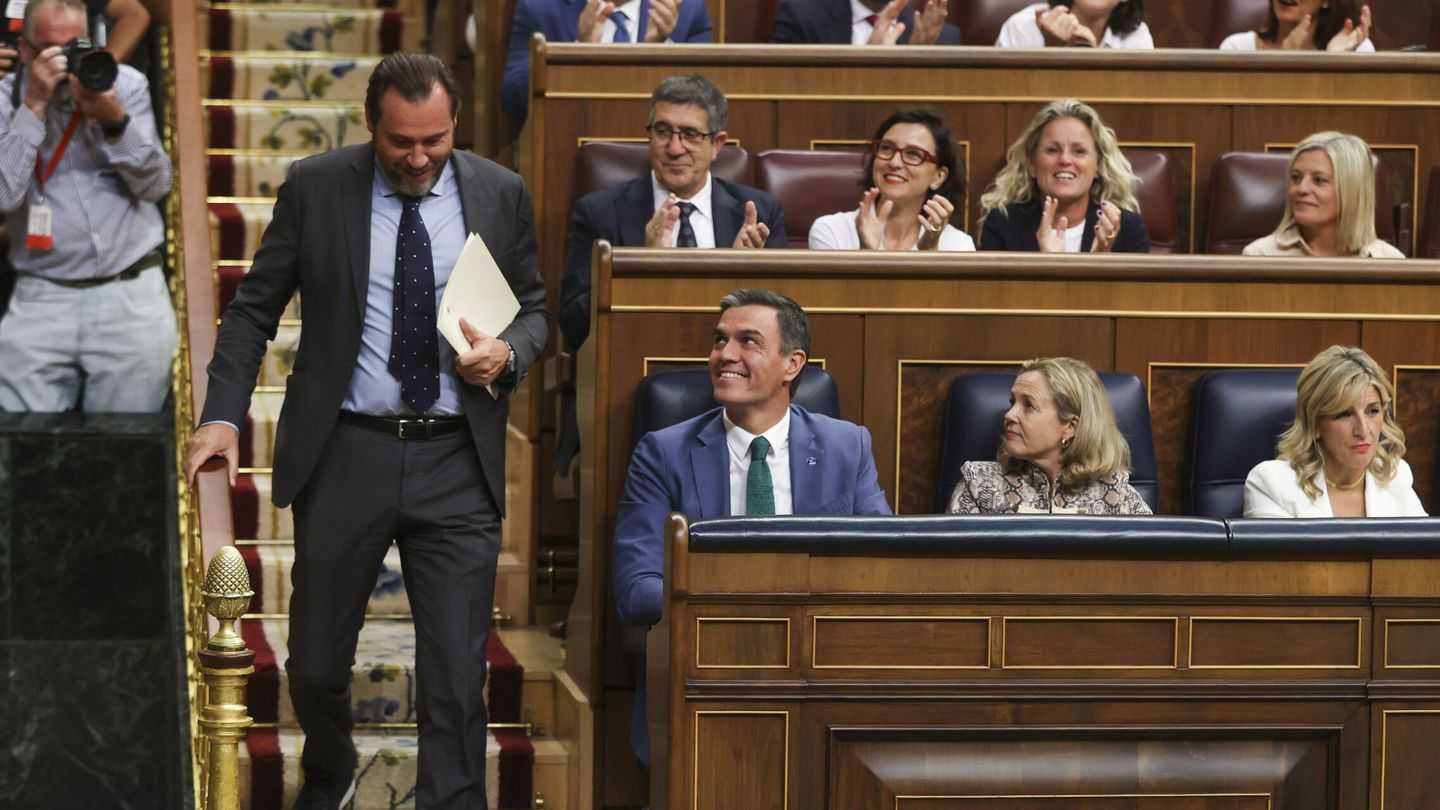 Óscar Puente se dirige a la tribuna del Congreso para dar la réplica a Feijóo. (EFE/Kiko Huesca)