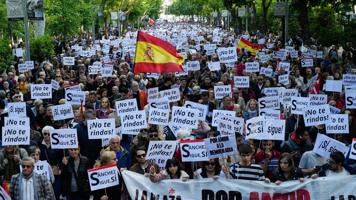 Un momento de la marcha con el lema Por amor a la democracia convocada por el colectivo La Plaza Madrid y que ha transcurrido este domingo por el centro de Madrid.