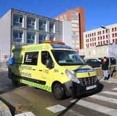 Trasladada al hospital tras precipitarse desde la ventana de un segundo piso