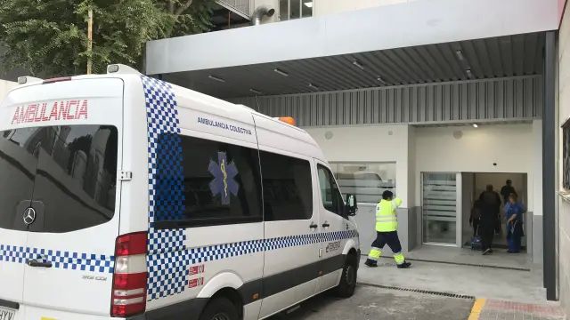 Imagen de una ambulancia junto al Hospital Virgen Macarena de Sevilla