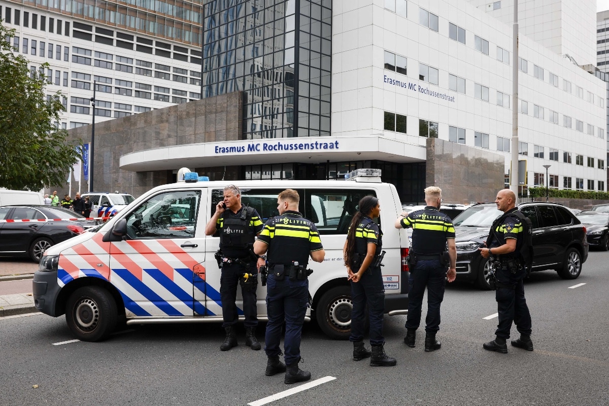 ands_rotterdam_police_officers_stand_in_front_of-2.jpg