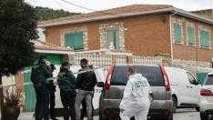 MORATA DE TAJUÑA (COMUNIDAD DE MADRID), 18/01/2024.- Miembros de la Guardia Civil trabajan en el lugar donde se han hallado los cuerpos de tres hermanos de avanzada edad con signos de violencia este jueves, en Morata de Tajuña (Comunidad de Madrid). La Guardia Civil investiga si los tres hermanos -dos mujeres y un hombre- hallados muertos con signos de violencia en su vivienda de Morata de Tajuña pudieron ser asesinados en un ajuste de cuentas por las deudas que habían contraído con algunos conocidos.EFE/ Sergio Pérez