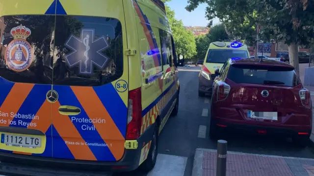 Dispositivo de emergencias en el lugar donde han apuñalado a un joven en San Sebastián de los Reyes.