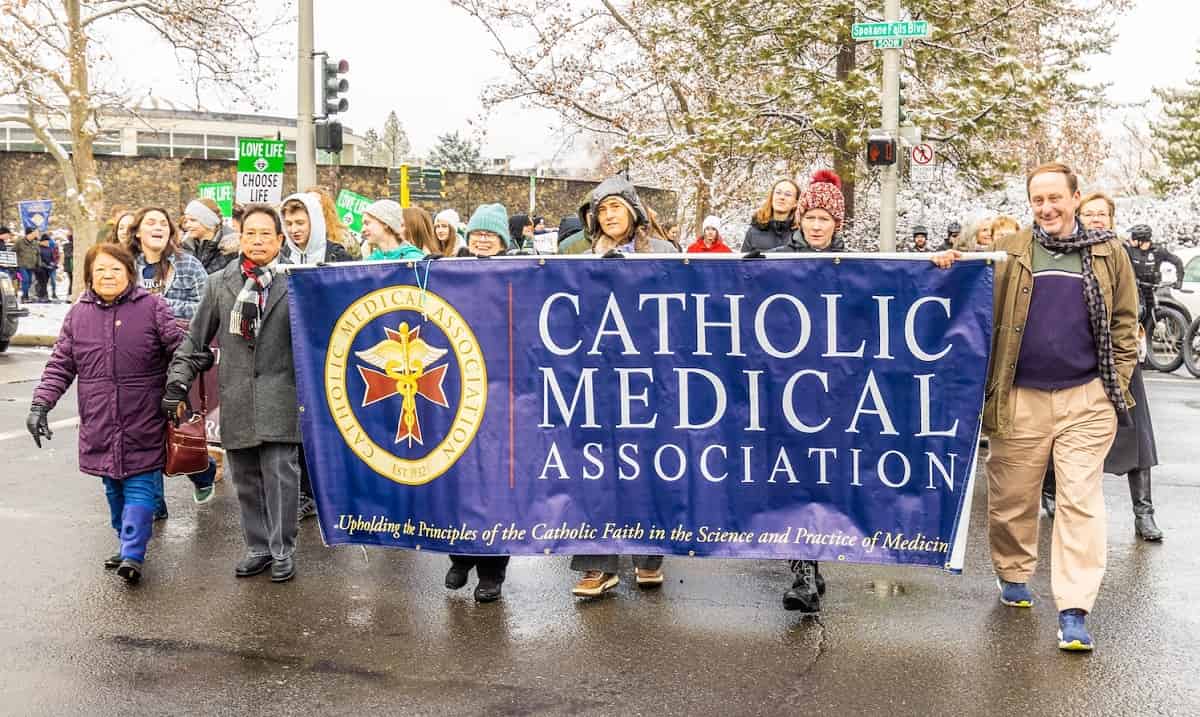 Miembros de la Asociación Médica Católica de EEUU de manifestación en la calle