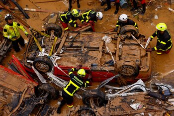 Bomberos trabajando este 1 de noviembre tras el paso de la DANA. REUTERS/Susana Vera