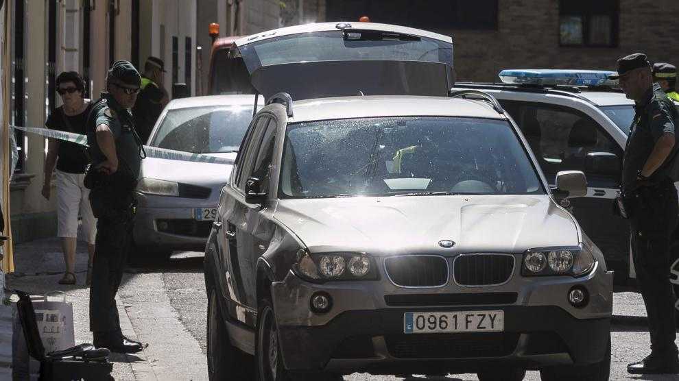 El temerario conductor y su acompañante abandonaron su vehículo en la calle de Huesca.
